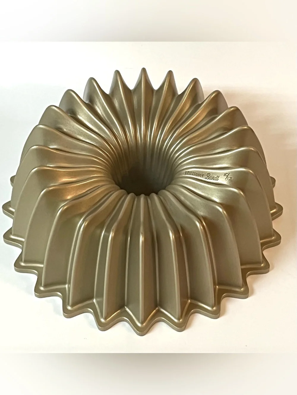 Nordic Ware Brilliance Bundt Cake Cast Aluminum Pan Gold Finish 5 Cups USA 8 in